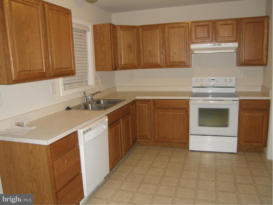 Primary Photo - 223 Crown Ct