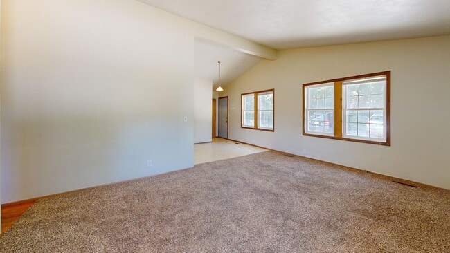 Building Photo - Spacious 2 Bedroom w/Basement & Vaulted Ceilings
