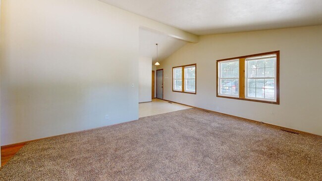 Foto del edificio - Spacious 2 Bedroom w/Basement & Vaulted Ceilings