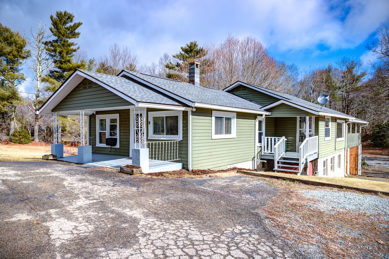 1021 Old Jonas Ridge Rd, Newland, NC 28657 House Rental in Newland