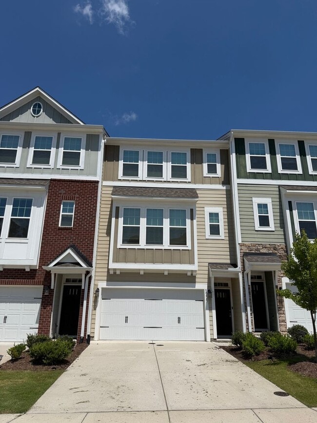1227 Commack Dr