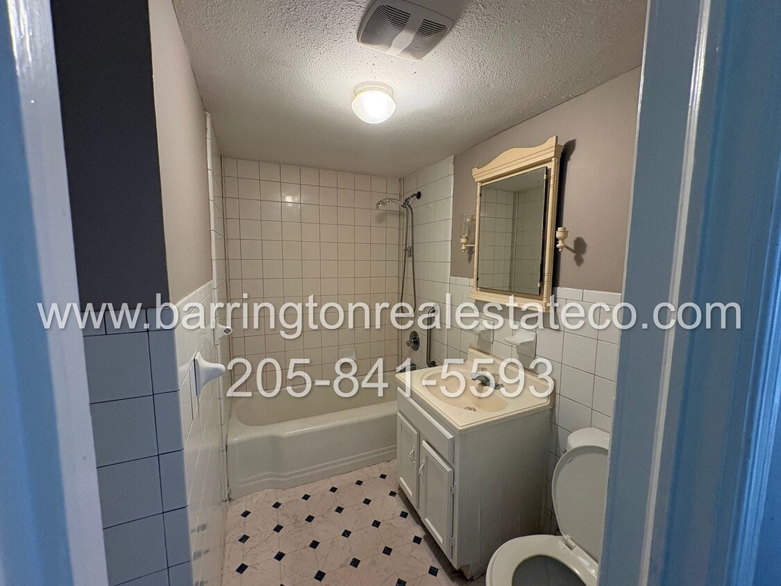 Building Photo - 1109 Oakwood St