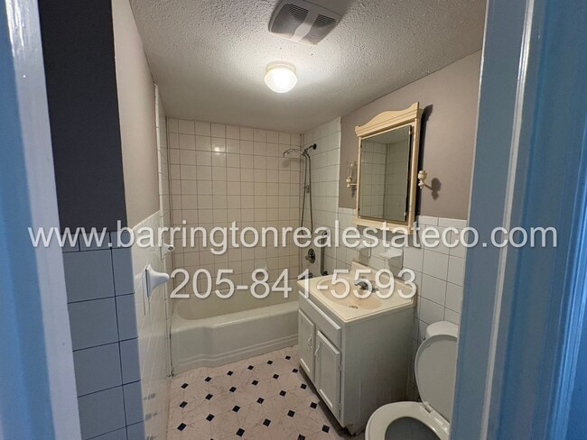 Building Photo - 1109 Oakwood St