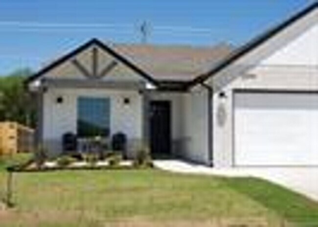 Building Photo - This 3 bed, 2 bath, 3 car, plus an office ...