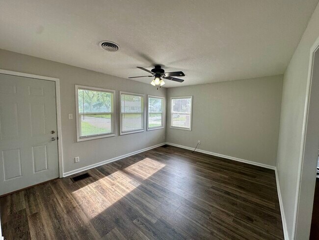 Foto del edificio - 1719 Keith Dr NE