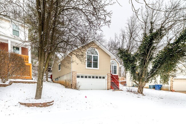 Foto del edificio - SPACIOUS 3 BEDROOM 2 BATH W/2 CAR GARAGE