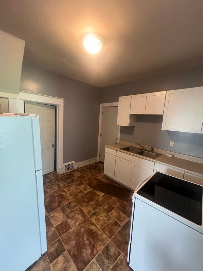 Building Photo - 4 Bed 2 Full Bath! PENDING