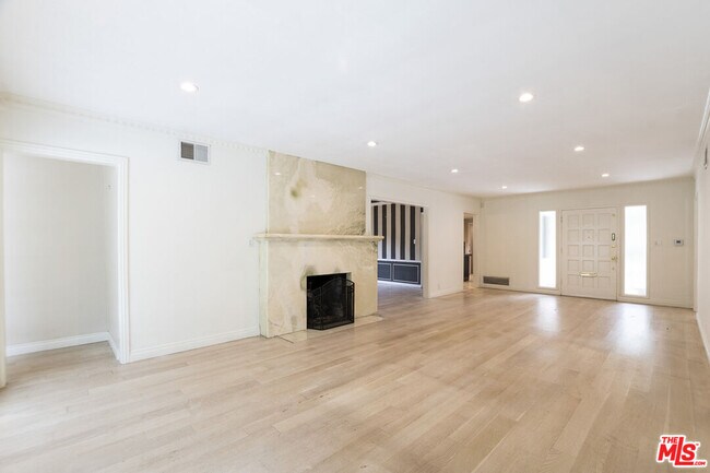 Building Photo - 2142 Hillsboro Ave