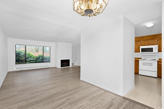 Building Photo - Privacy without the yard work - 3 Bedroom South Seattle Townhouse