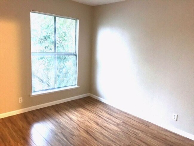 Building Photo - Great 2 bed, 1.5 Bath Condo with Garage in...
