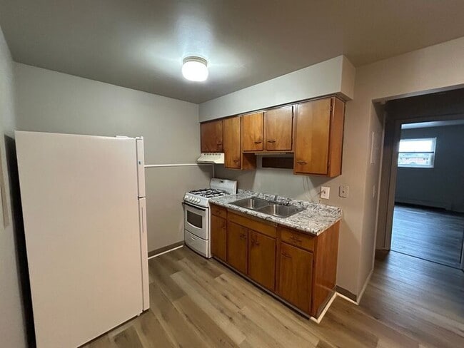 Building Photo - 325 Pike St