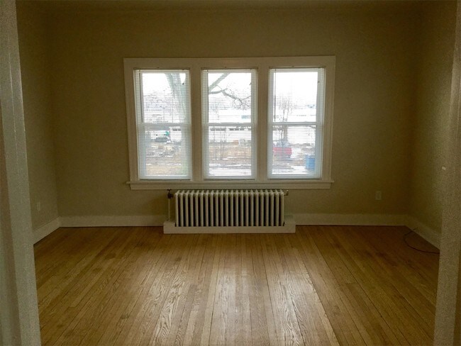 Foto del edificio - 321 W 4th St