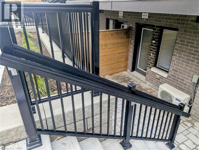 Building Photo - 40 Palace St