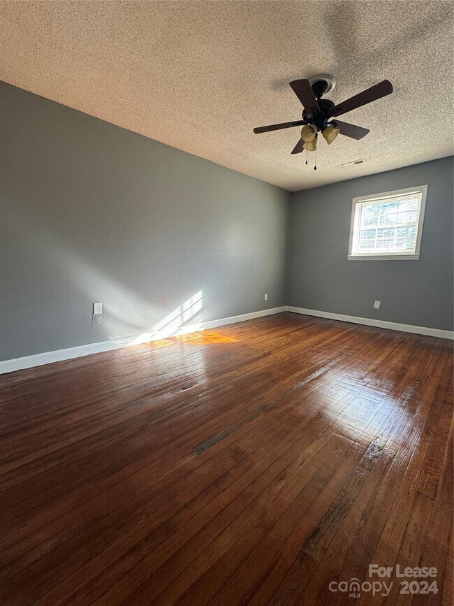 Building Photo - 114 Earnhardt Ave