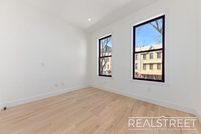 Building Photo - Brand New 4 Bed, 2 Bath with In-Unit Laund...