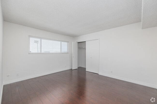 2BR, 2BA - 1,200SF - Bedroom - 309 S Doheny Dr