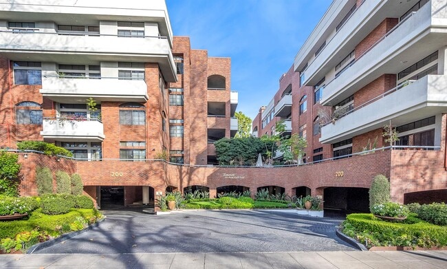 Foto del edificio - 200 N Swall Dr