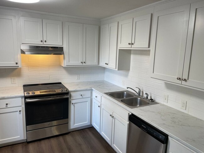 Building Photo - Broadmoor Efficiency Apartment