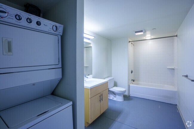1 habitación, 1 baño, 763 pies cuadrados, baño - Atlas Lofts