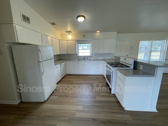 Building Photo - 2023 NW 40th St