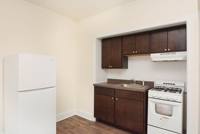Building Photo - 3335 W Diversey Ave