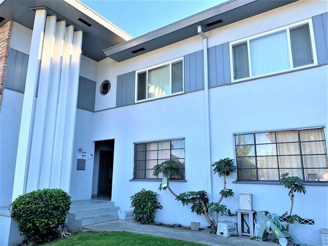 Apartment View - 5000 San Vicente Blvd