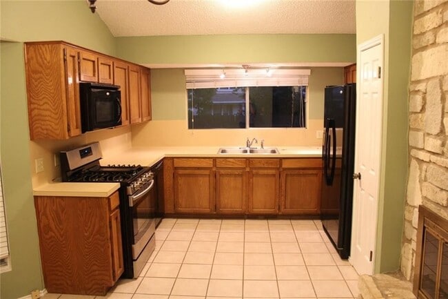 Building Photo - 300 Twin Oak Trail