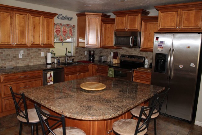 Building Photo - Large 3/2 Seasonal Rental