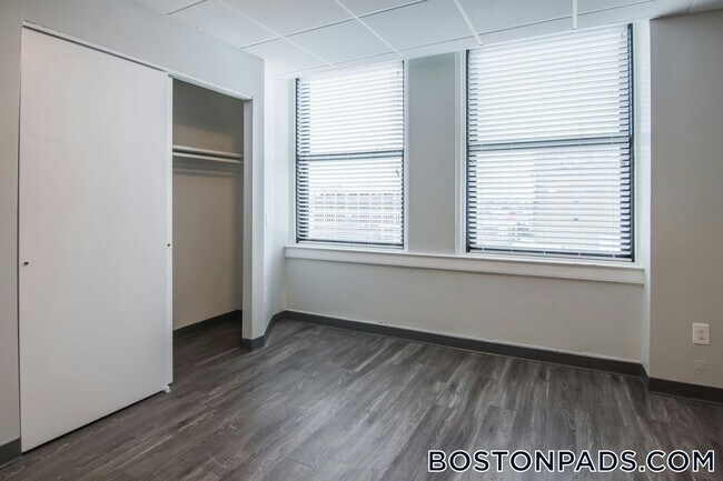 Building Photo - 507 Main St