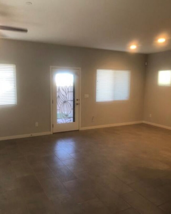 Foto del edificio - 4 Bed house off Stephanie and Warm Springs
