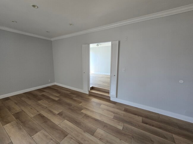 Building Photo - 2107 N Beachwood Dr
