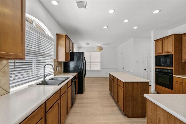 Foto del edificio - 2717 Grimes Ranch Rd