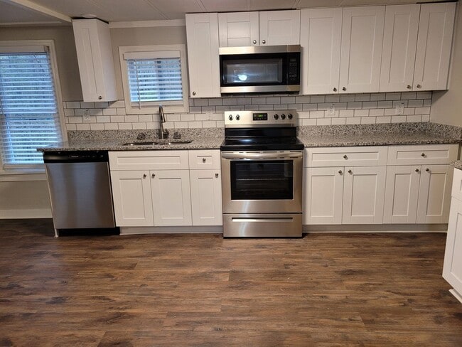 Building Photo - Spacious 3 BR 3 BA Home on 5 Acres