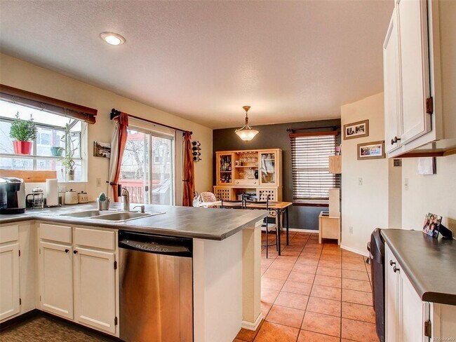 Building Photo - Spacious College Hills Home - 3 Bed, 3 Bath