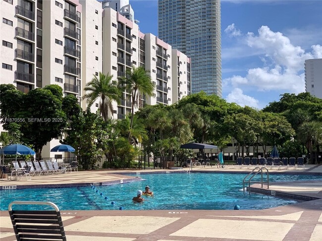 Foto del edificio - 17021 N Bay Rd