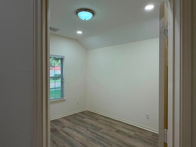 Building Photo - 7922 Thorncroft Manor Ln