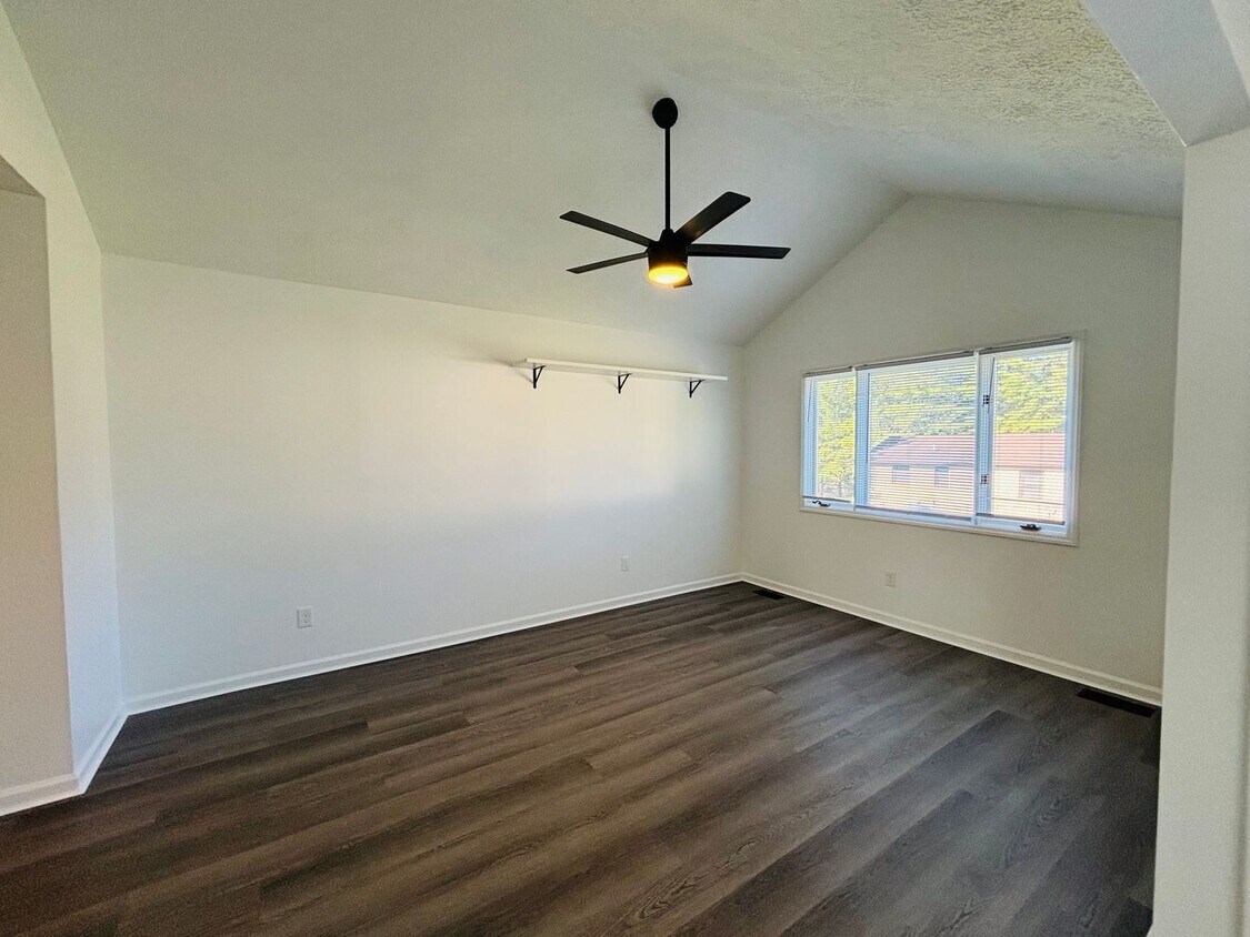 Foto principal - 3 Bedroom, 2 Bath Duplex