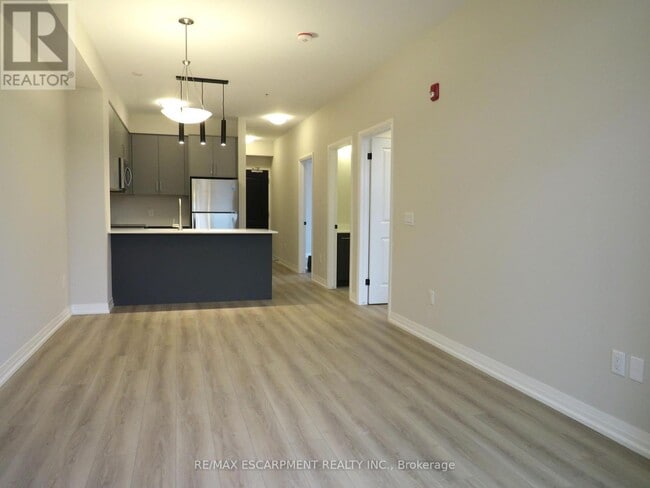 Photo du bâtiment - 120-120 Springvalley Crescent