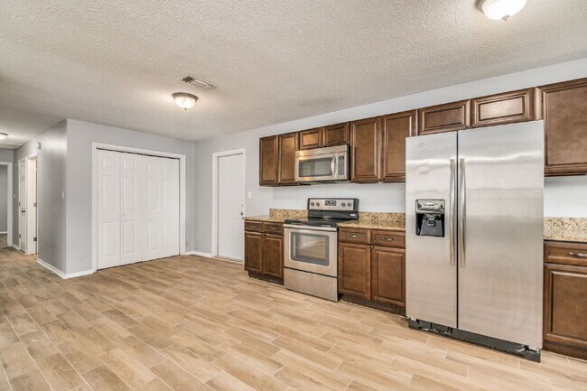 Foto del edificio - Charming 3-Bedroom Home Near Downtown Pens...