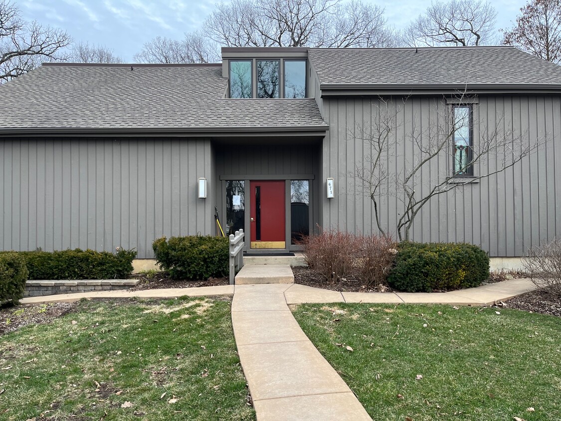 Primary Photo - 671 Old Barn Rd