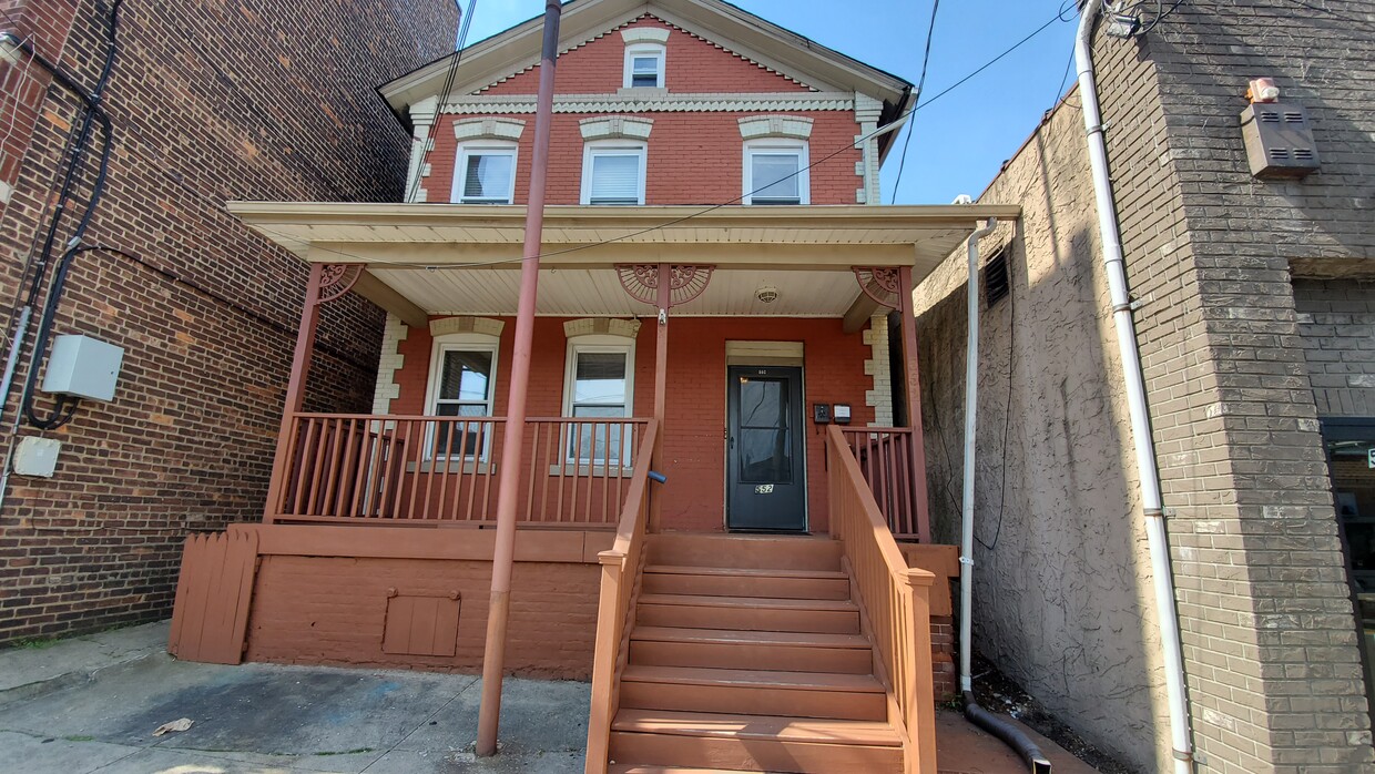 Primary Photo - 552 Valley Brook Ave