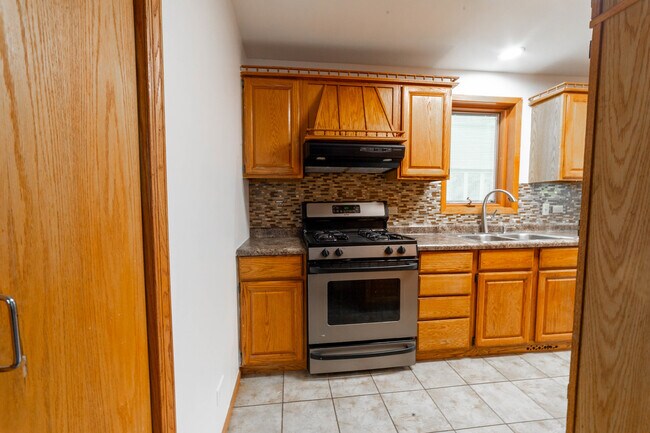 Building Photo - 6546 W Cornelia Ave