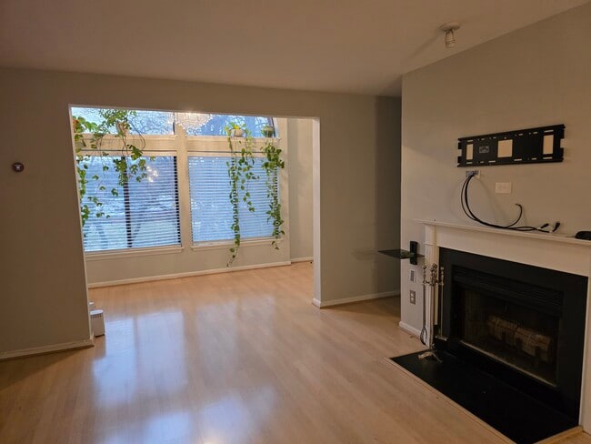 Living room and sunroom - 2802 Lee Oaks Pl