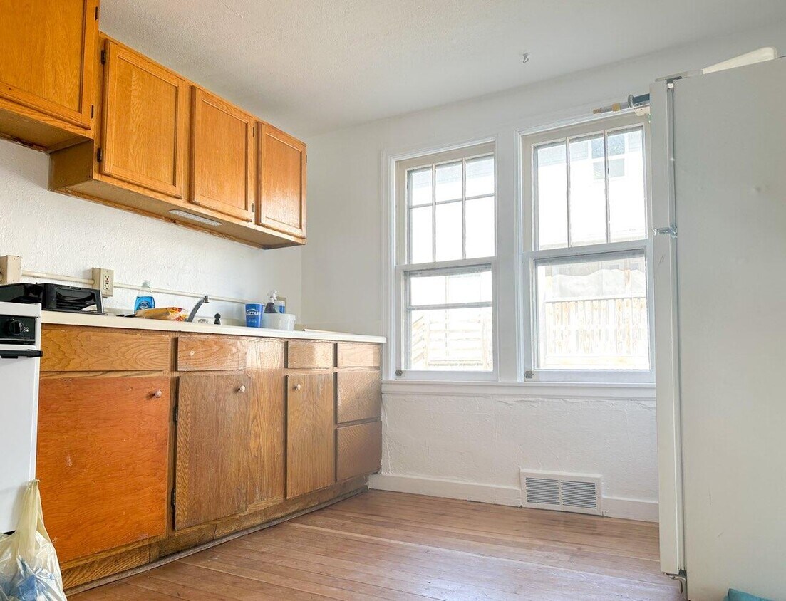 Kitchen - 1103 Oak St