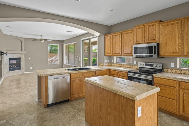 Building Photo - 4129 E Clubview Dr