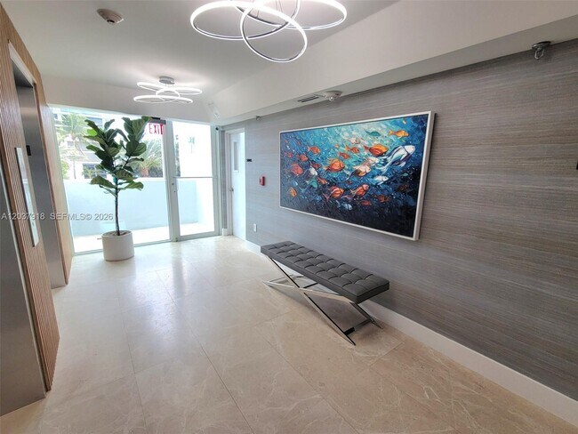 Foto del edificio - 5880 Collins Ave