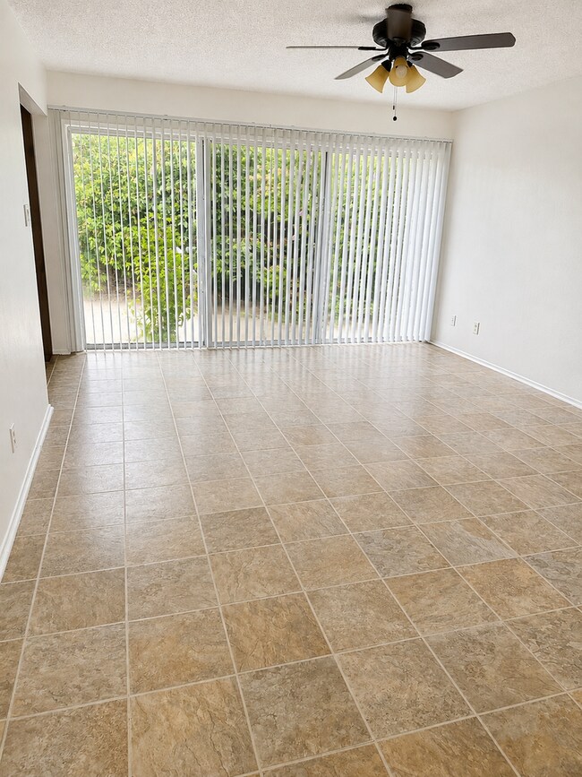 Foto del edificio - Charming 3-Bedroom Home with Oversized Backyard