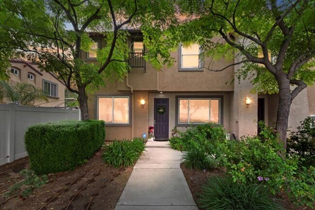Foto del edificio - Beautiful 3 bedroom townhouse available fo...