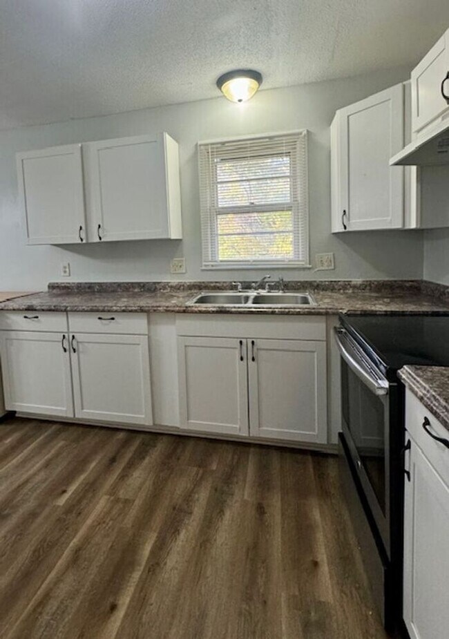 Foto del edificio - Spacious 3BR 2BA Home w/ Oversized 2-Car Garage