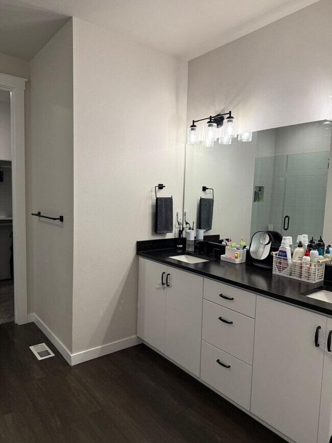 Foto del edificio - Beautiful Home with lots of upgrades.... A...